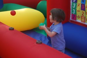 La magie des jeux gonflables sur les jeunes enfants est touchantes. Des balles qui flottent en suspension c'est tellement magique.