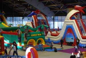 Les structures gonflables perment de créer des parcs de jeux intérieurs éphémères dans des parcs d'exposition.