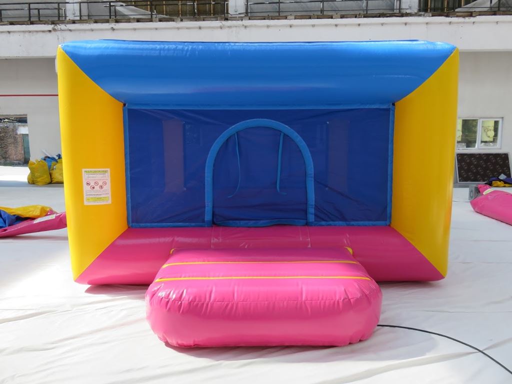 Piscine gonflable pour mettre des boules pour les enfants et les animations  d'enfants