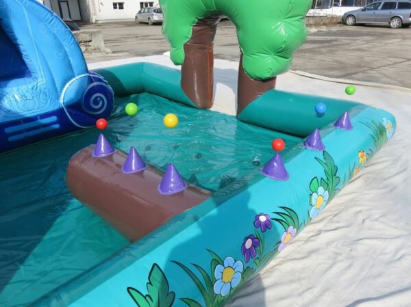 Structure gonflable, aire de jeux gonflable play zone avec bain de boules, matelas à sauter, toboggan et balles en suspension. Fabrication européenne - Lukylud.