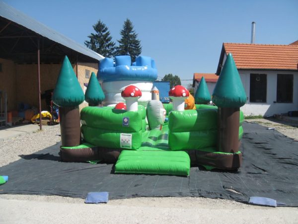 Structure gonflable matelas de jeux magic park originale pour les plus jeunes avec sa tourelle et son dragon.