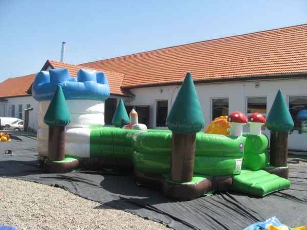 La structure gonflable magic park est entourée de flancs ou murs gonflables.