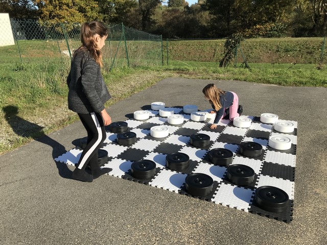 Jeux de société géants avec dames géantes.