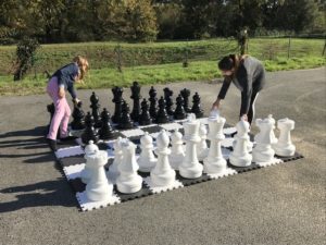 Jeux de société géants avec échecs géants.