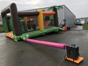 Une soufflerie est raccordée à la structure gonflable