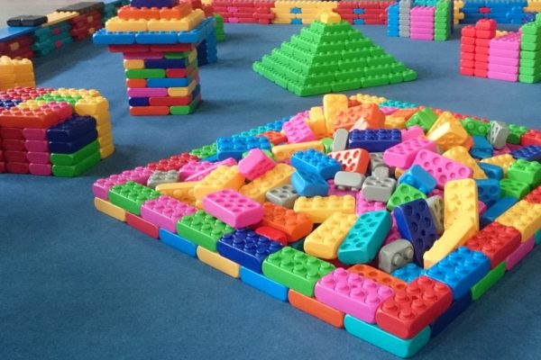 Blocs de construction géants colorés pour aires de jeux.