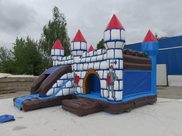 Château gonflable multiplay médiéval décoré avec des chevaliers en armures.