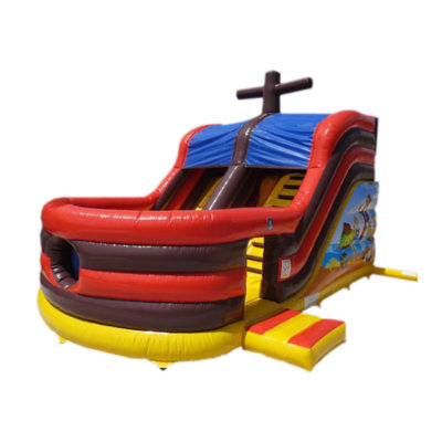 Le combo bateau toboggan gonflable avec obstacles de jeux.