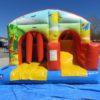 Maxi combo gonflable avec toboggan et obstacles de jeux.