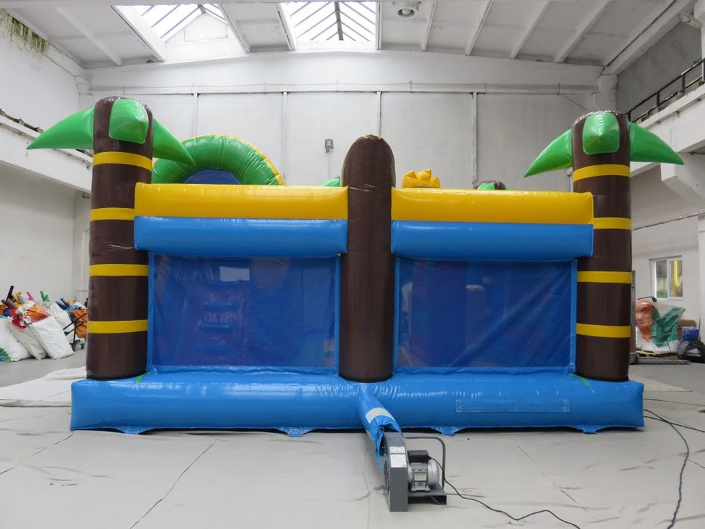 Structure gonflable combo singe avec des filets sur les côtés.