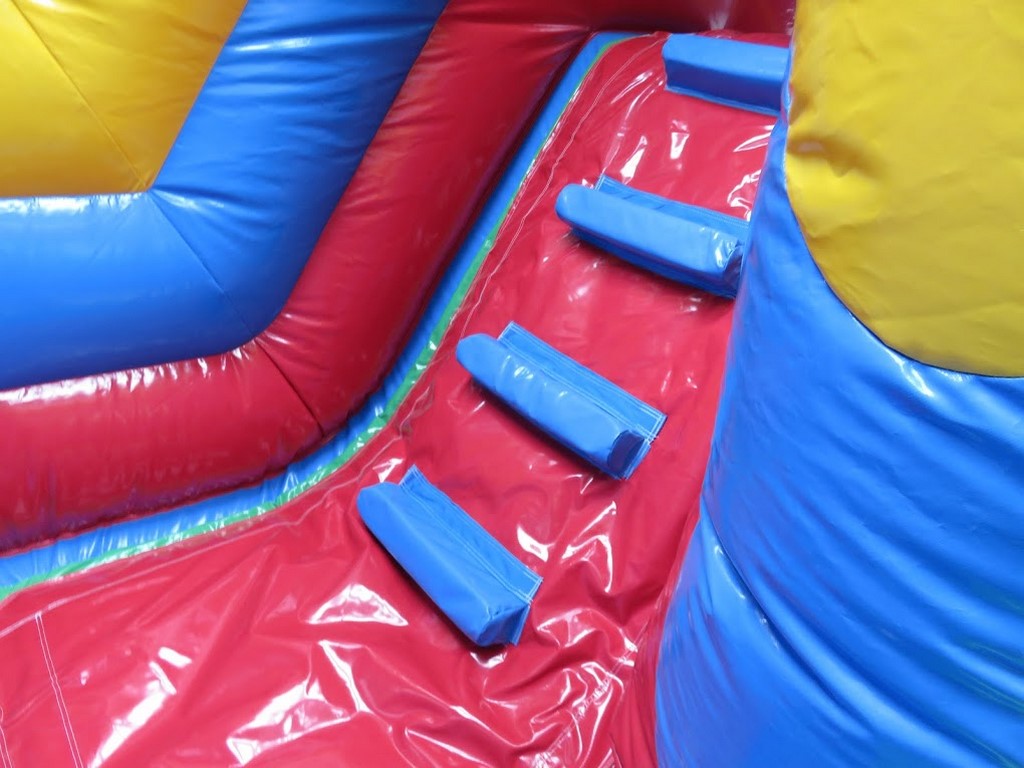 Structure gonflable combo singe avec une grimpette pour accéder au toboggan.