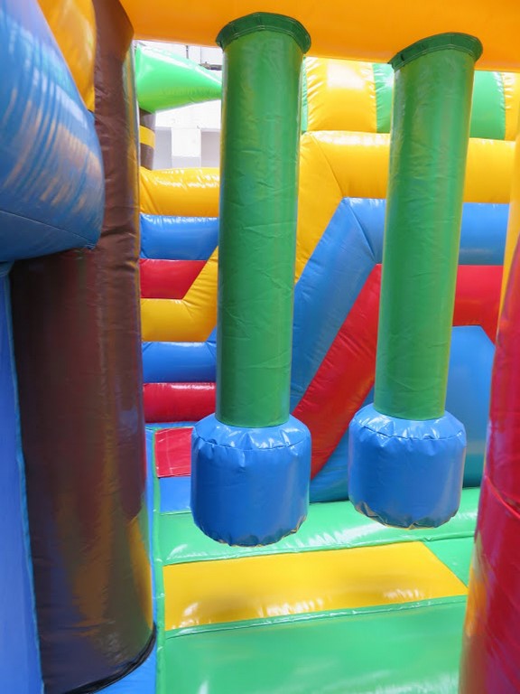 Structure gonflable combo singe avec des jeux suspendus