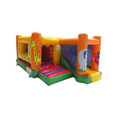 Structure gonflable jungle fun multiplay avec obstacles de jeux et toboggan gonflable.