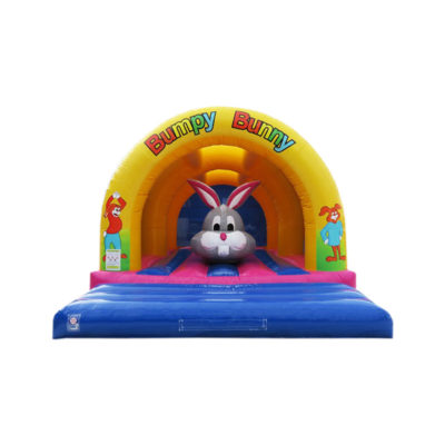 Obstacle lapin gonflable sous arches