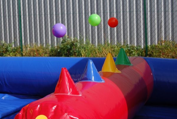 Parc gonflable play zone avec boules.