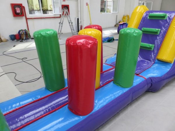 Parcours aquatique gonflable challenger avec obstacles de jeu.