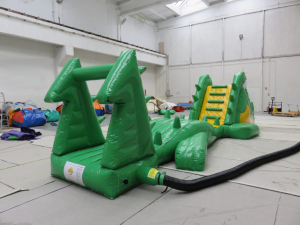 Parcours aquatique gonflable croc challenge sur 9 m.