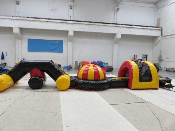 Parcours aquatique gonflable wob challenge avec obstacles.