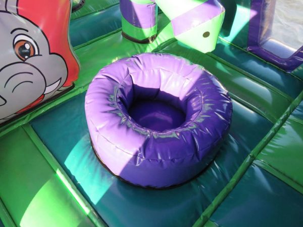Parcours gonflable méga jungle avec obstacles