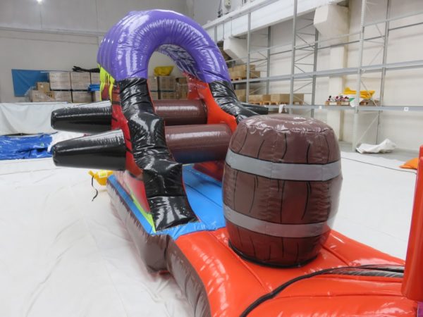 Parcours gonflable piscine bateau fantôme avec obstacles de jeu.