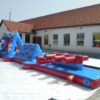 Parcours gonflable piscine commando avec obstacles.