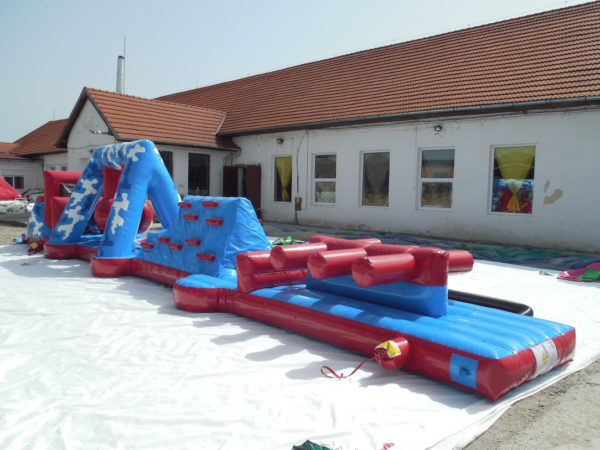 Parcours gonflable piscine commando avec obstacles.