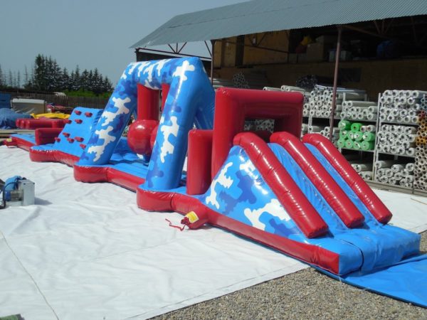 Parcours gonflable piscine commando avec toboggan.