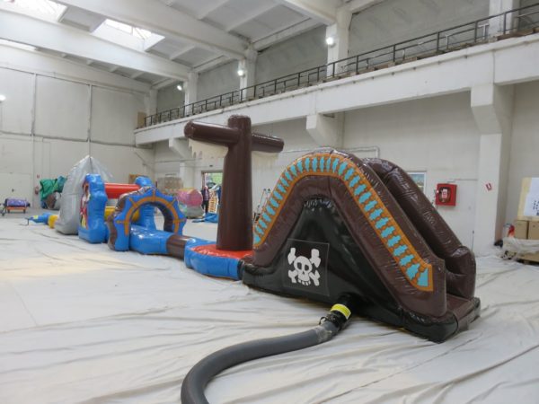 Parcours gonflable piscine requin avec toboggan.