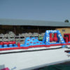 Parcours gonflable piscine avec toboggan aquatique.