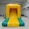 Parcours gonflable de jeu standard avec toboggan.
