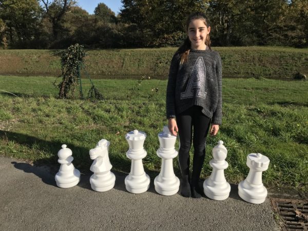 Jeu d'échecs géant avec pions blancs