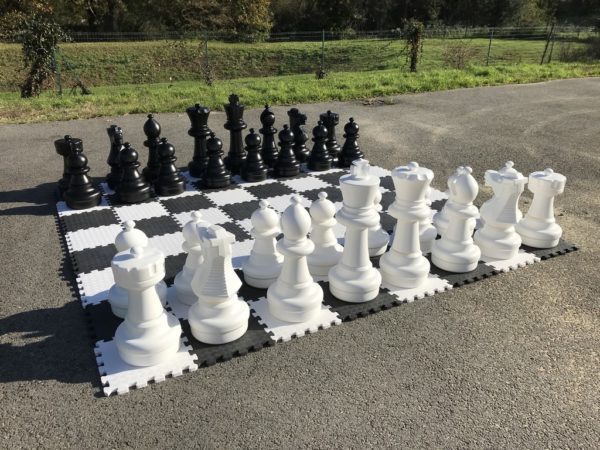 Jeu d'échecs géant sur un échiquier.