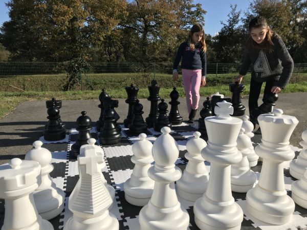 Jeu d'échecs géant avec pions géants.