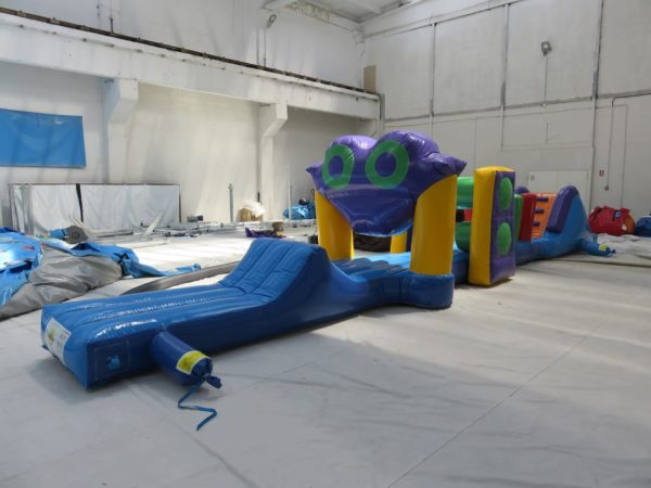 Parcours aquatique gonflable challenge 12 m avec obstacles.