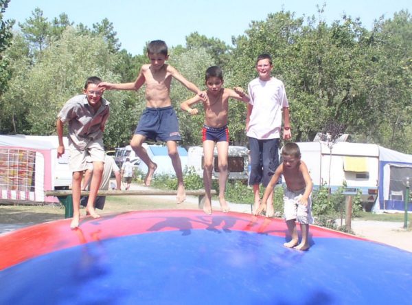 Trampoline d'air 6mx6m sur lequel les enfants font des sauts.