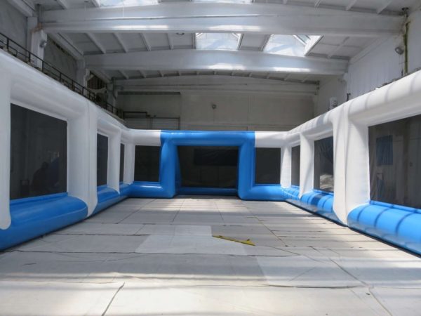 Terrain de foot ouvert gonflable géant en 2 parties.