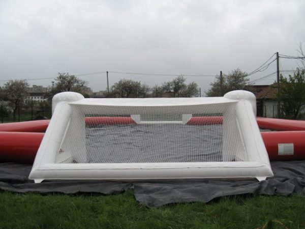 Terrain de football gonflable avec cage.