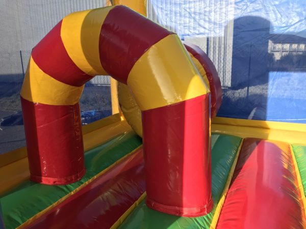 Primairo matelas de jeux gonflable avec obstacles.