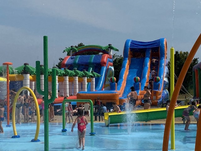 Structure gonflable aquatique toboggan.