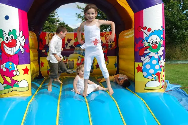 Château gonflable trampoline.