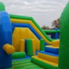 Parc gonflable géant avec jeux.