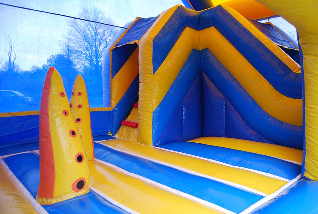 Promotion structure gonflable combo requin avec jeux