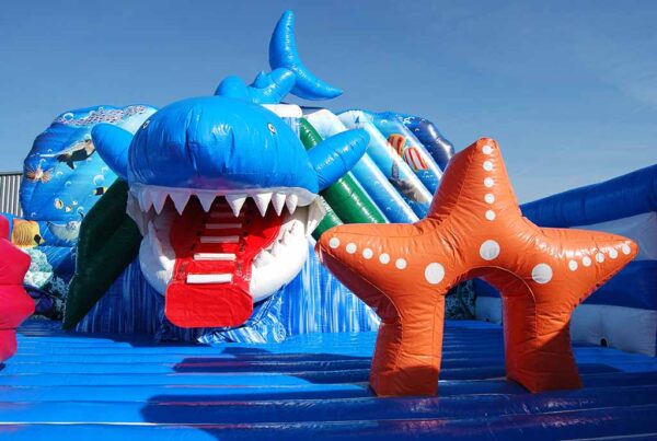 Croc enfants gonflable requin jeux