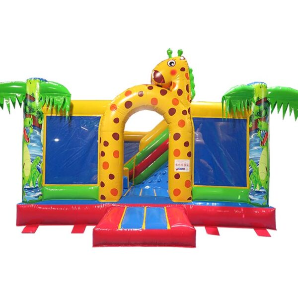 Parc gonflable girafun décor jungle.