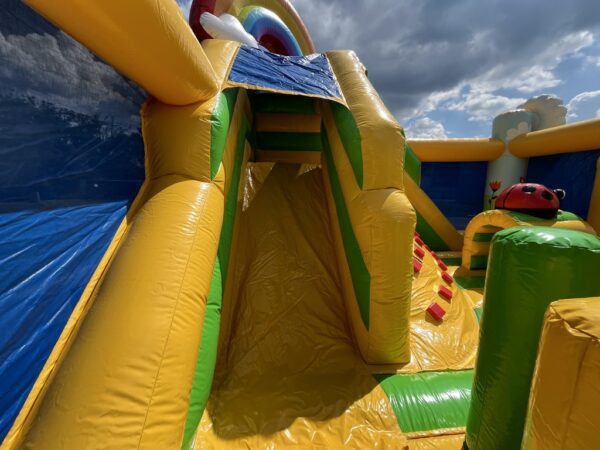 Funny parc gonflable toboggan.