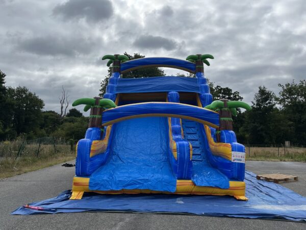 Toboggan gonflable Niagara bleu.