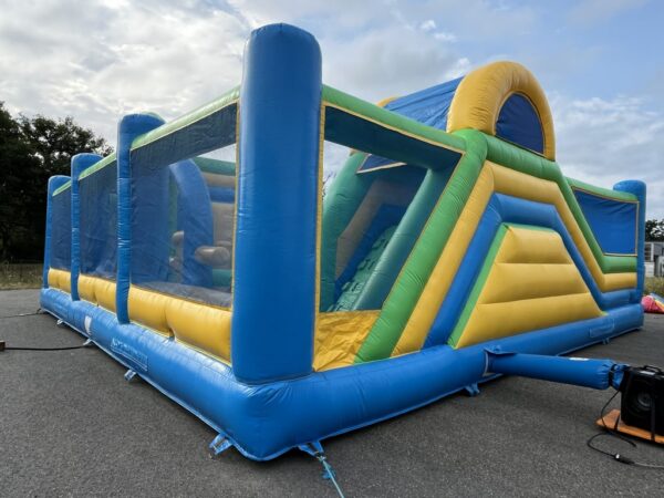 jeu gonflable d'occasion de 100 m² avec 2 toboggans gonflables et de nombreux jeux gonflables ludiques.