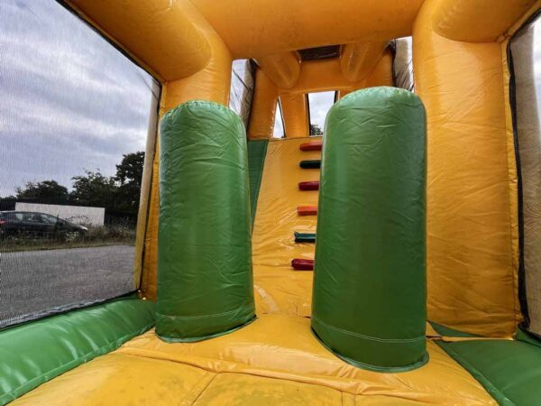 Parcours gonflable occasion delirun avec des jeux