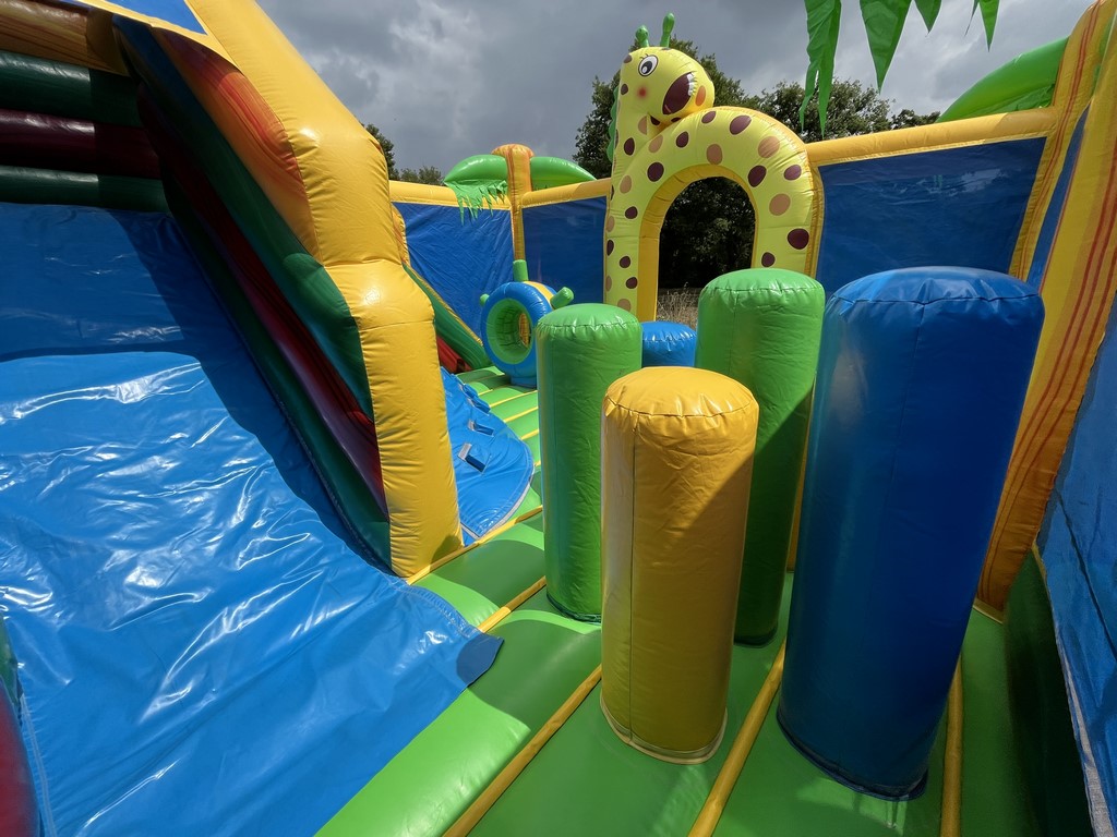Parc gonflable girafun occasion avec toboggan.