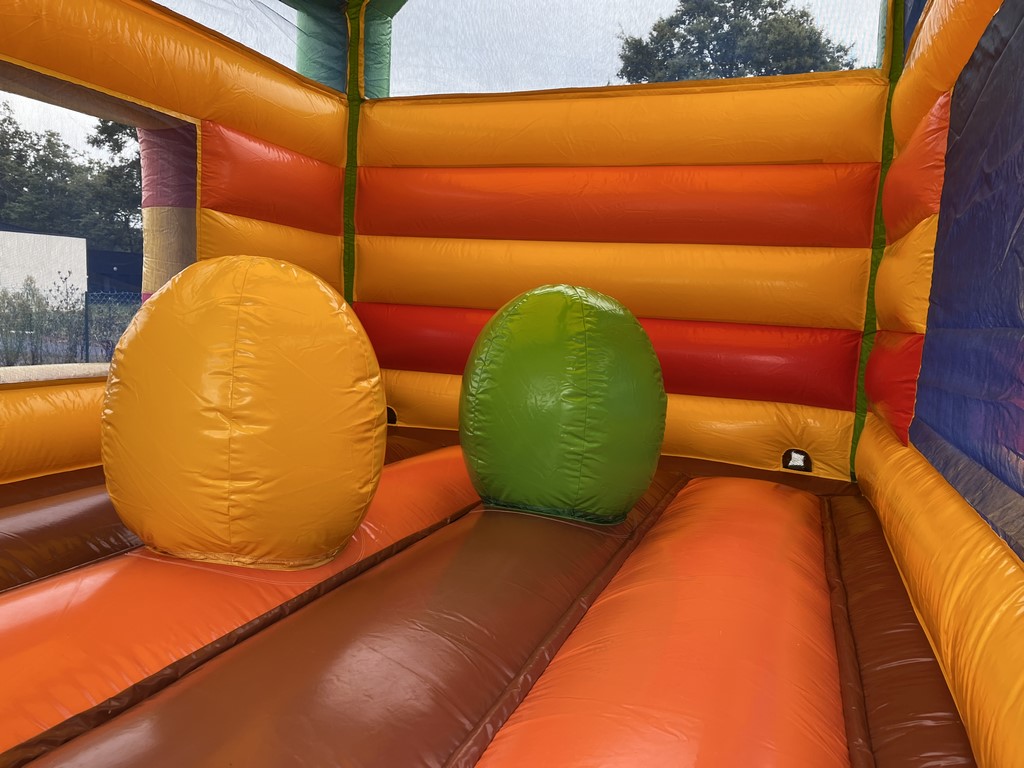 Structure gonflable combo dinosaure avec des œufs.